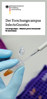 Die Großaufnahme eines Pipettiervorgangs im Labor des Forschungscampus InfectoGnostics.